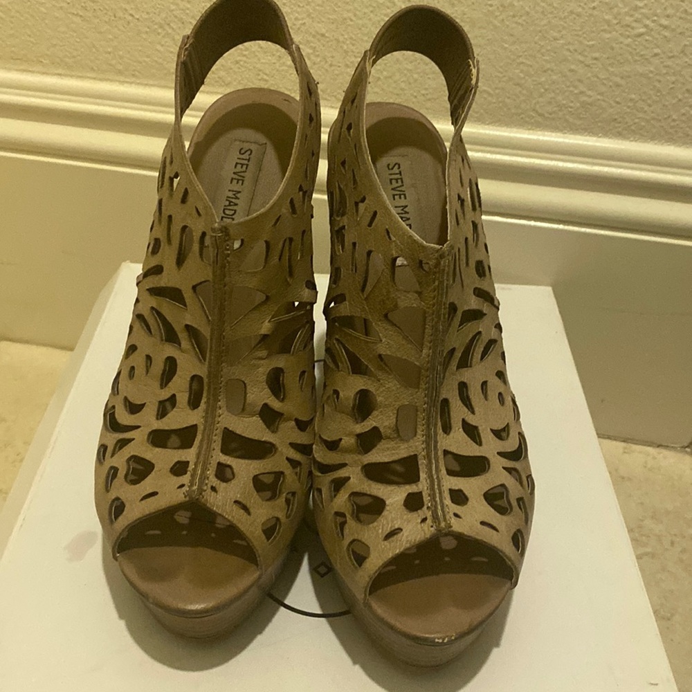 Pre-loved Steve Madden high heels taupe elastic band